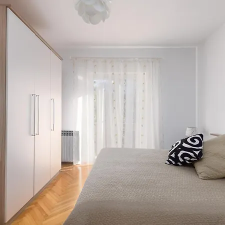 Apartament Emi